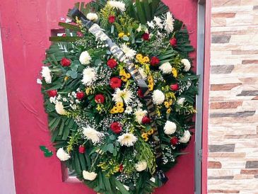 La ofrenda floral tenía un listón en el que se leía el apellido de la diputada. ESPECIAL