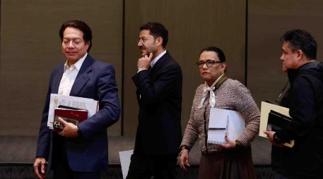 A las afueras de la Segob, los maestros expresaron su molestia con los integrantes de la CNUN, a quienes incluso les gritaron 