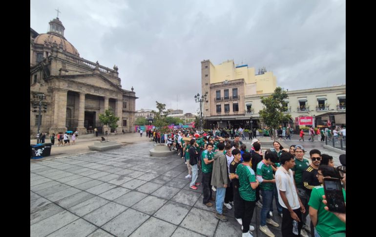 Fan Fest de Guadalajara a reventar; aficionados dan color al Centro tapatío (FOTOS)