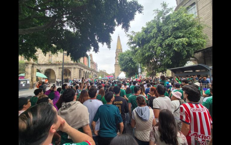Fan Fest de Guadalajara a reventar; aficionados dan color al Centro tapatío (FOTOS)