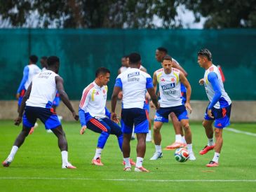 El trabajo en cancha inició con una activación que despertó el ánimo positivo y la competitividad sana, demostrando el ambiente de alegría que hay al interior del equipo cafetalero. EL INFORMADOR/ J. Acosta
