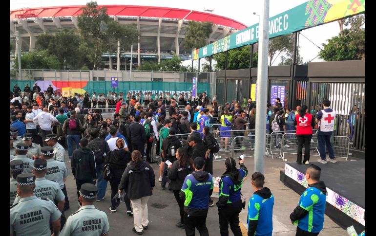 De inmediato, los servicios médicos acudieron al lugar para brindar atención al aficionado en el Estadio Ciudad de México. SUN / D. SIMÓN SÁNCHEZ