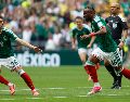 Julián Quiñones (d), de México, celebra un gol este jueves durante un partido del grupo A del Mundial de la FIFA 2026 entre México y Sudáfrica en el Estadio Ciudad de México EFE/S. Gutiérrez