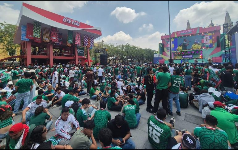 Aficionados disfrutando el partido inaugural del Mundial 2026 en el Fan Fest en el Centro de Guadalajara. EL INFORMADOR / O. GONZÁLEZ