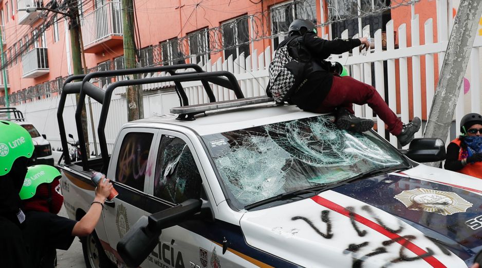 Las confrontaciones entre la policía antidisturbios y unas 200 personas empañaron el glamour de la inauguración del Mundial 2026. EFE/I.Esquivel