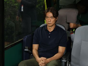 Hong Myung-bo aprovechó la pausa de hidratación para reordenar a su equipo. EL INFORMADOR/A. Navarro