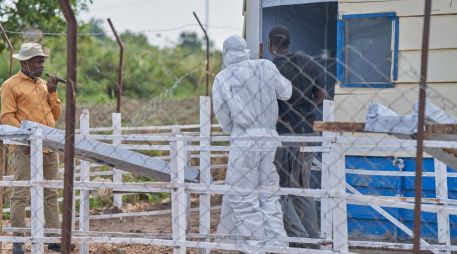 La OMS y otros operadores humanitarios en la zona temen que el virus responsable del actual brote se propague hacia zonas más urbanas o cruce fronteras con mayor intensidad. EFE/EPA/D. Dirole