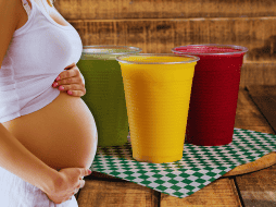 Los jugos, si no están pasteurizados, representan un riesgo silencioso para la madre y el bebé. ESPECIAL / CANVA