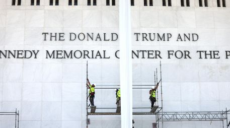 El Centro Kennedy ya había eliminado el lunes pasado el nombre de Trump de su página web. EFE / J. Scalzo