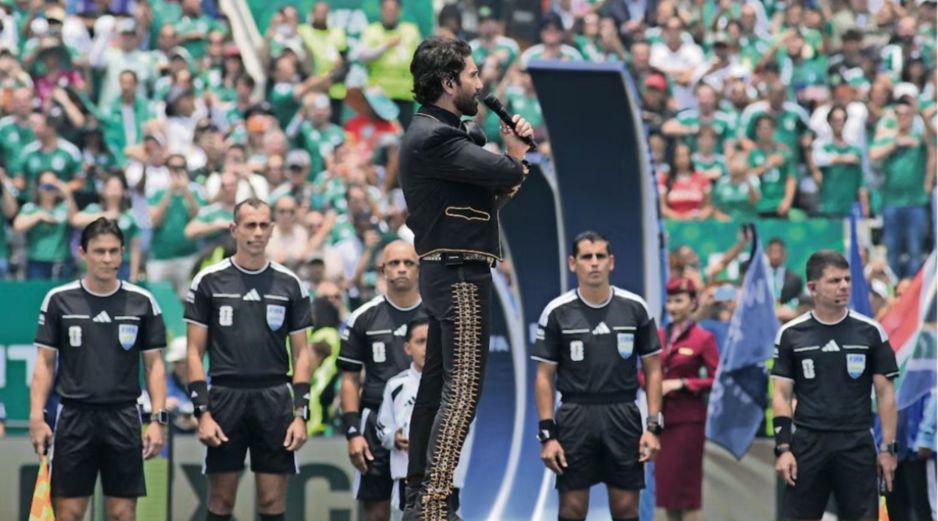 Alejandro Fernández emocionó a miles de fans con su interpretación impecable del Himno. SUN/C. Mejía
