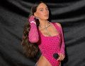 Belinda apareció con un top rosa y unos jeans Levi