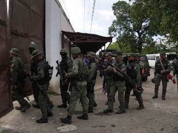 Soldados allanan el Centro Penitenciario de Tocorón, lugar de origen de la banda Tren de Aragua, en Tocorón, Venezuela. AP/ARCHIVO