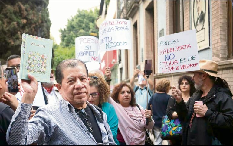 Un grupo de escritores se reunieron para protestar en contra de la secretaria de Cultura de la Ciudad de México. EL UNIVERSAL