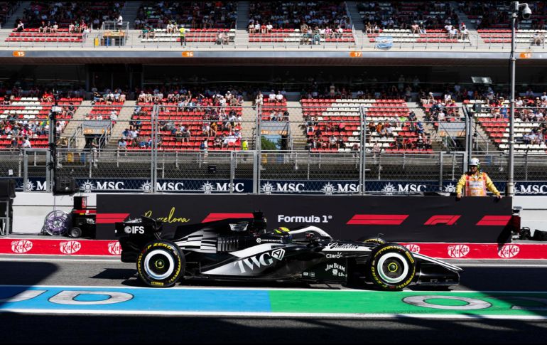 El piloto Checo Pérez, del equipo Cadillac, durante la sesión de entrenamientos libres del Gran Premio de Fórmula 1 de Barcelona-Cataluña este viernes. EFE / S. Wu