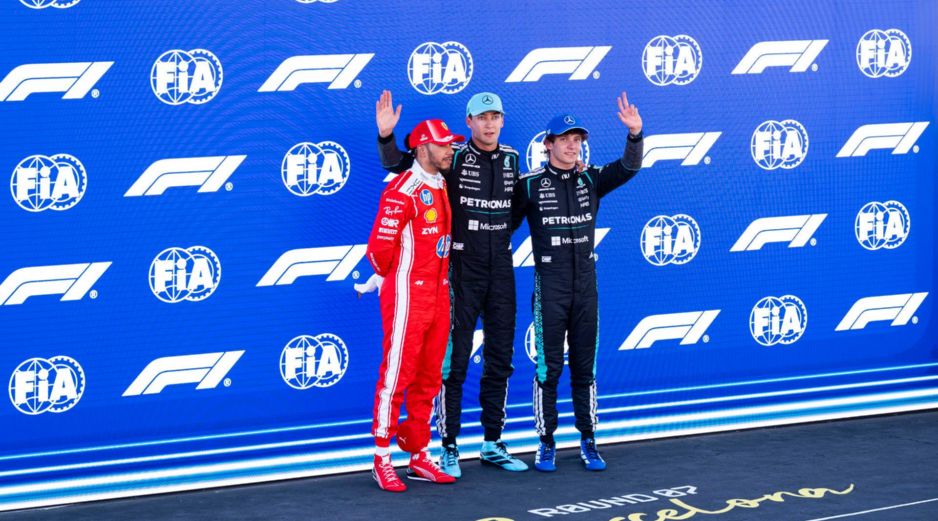 George Russell (C) posa con el segundo clasificado Lewis Hamilton (I), y el tercero Kimi Antonelli (D), tras conseguir la pole después de la clasificación previo al Gran Premio que se correrá en Barcelona. EFE / S. Wu