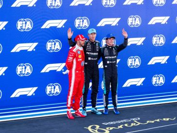 George Russell (C) posa con el segundo clasificado Lewis Hamilton (I), y el tercero Kimi Antonelli (D), tras conseguir la pole después de la clasificación previo al Gran Premio que se correrá en Barcelona. EFE / S. Wu
