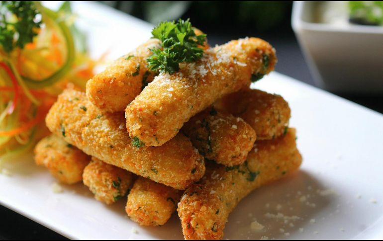 El futbol es un evento familiar y los niños también disfrutan de la fiebre mundialista. Los chicken tenders o dedos de pollo son la solución perfecta. ESPECIAL / CANVA