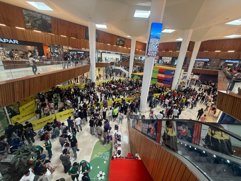 El espacio  reunió a centenares de aficionados que llegaron rituales al intercambio de estampas. EL INFORMADOR/H. Navarro&nbsp;