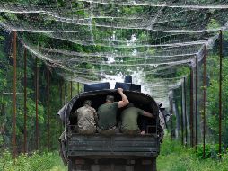 Una unidad de infantería viaja protegida por una malla, elemento clave para prevenir el ataque de drones con explosivos. EFE/M. Tymchenko