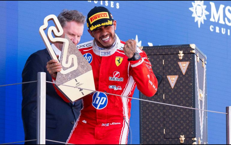 El piloto inglés del equipo Ferrari Lewis Hamilton, celebra en el podio su victoria tras imponerse en el Gran Premio de Barcelona-Cataluña de Fórmula 1, este domingo. EFE/ S. Wu