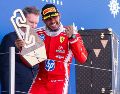 El piloto inglés del equipo Ferrari Lewis Hamilton, celebra en el podio su victoria tras imponerse en el Gran Premio de Barcelona-Cataluña de Fórmula 1, este domingo. EFE/ S. Wu