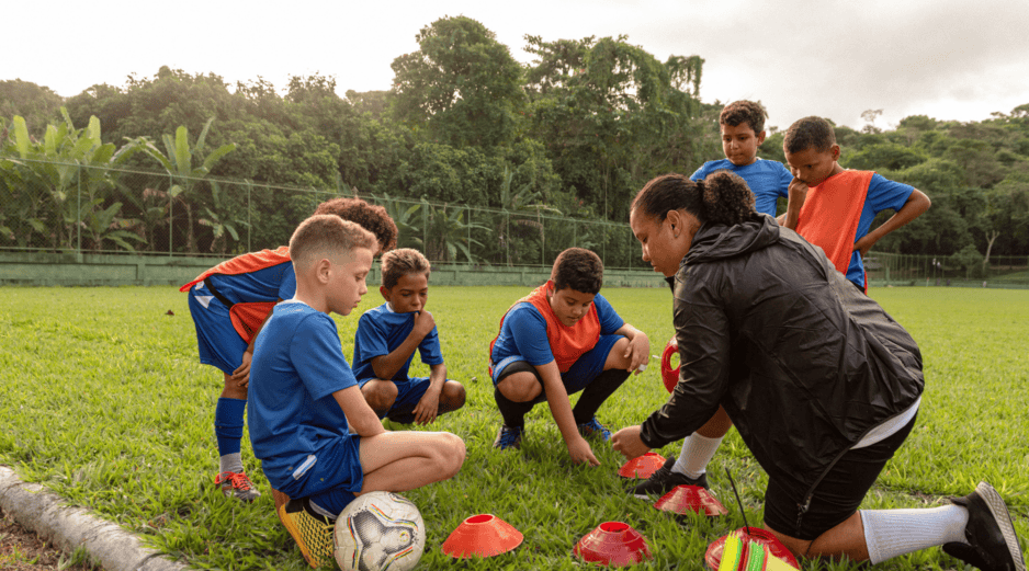 La Procuraduría Federal del Consumidor (Profeco) realizó un estudio para conocer los costos, modalidades y características de las escuelas de futbol dirigidas a menores de ocho años. CANVA