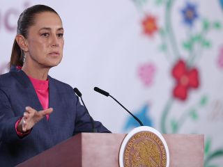 Claudia Sheinbaum consideró que los altos precios de los boletos y las dificultades de acceso para una parte de la población deben llevar a una reflexión dentro del fUtbol internacional y de los organismos que lo regulan. EFE / M. Guzmán