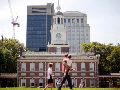 Varias personas pasan frente al Independence Hall en el Parque Histórico Nacional de la Independencia en Filadelfia, el 25 de agosto de 2016. AP/M. Rourke
