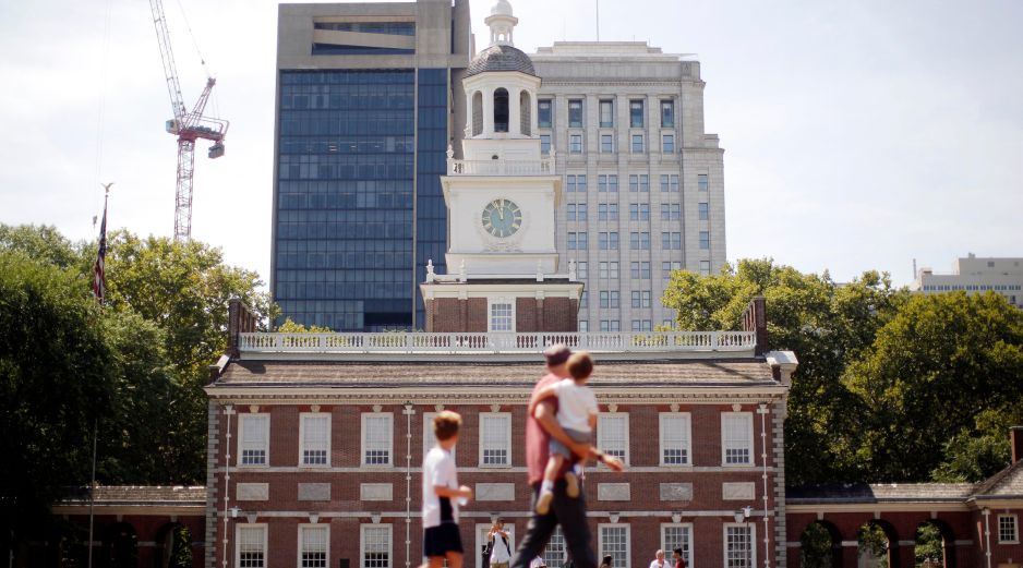 Varias personas pasan frente al Independence Hall en el Parque Histórico Nacional de la Independencia en Filadelfia, el 25 de agosto de 2016. AP/M. Rourke