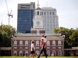 Varias personas pasan frente al Independence Hall en el Parque Histórico Nacional de la Independencia en Filadelfia, el 25 de agosto de 2016. AP/M. Rourke