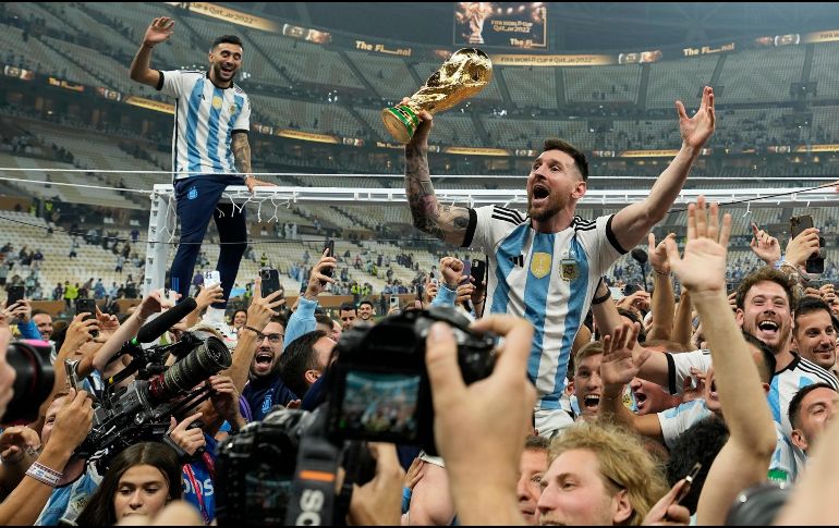 Lionel Messi y Argentina buscarán en el Mundial 2026 algo que solo Italia y Brasil han logrado, el bicampeonato. AP / ARCHIVO
