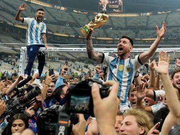 Lionel Messi y Argentina buscarán en el Mundial 2026 algo que solo Italia y Brasil han logrado, el bicampeonato. AP / ARCHIVO