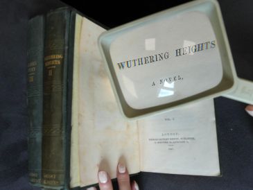 Una primera edición de la novela "Cumbres borrascosas" de Emily Bronte se exhibe para su venta en la casa de subastas Christie