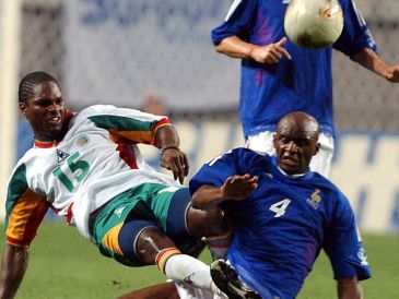 Fotografía de archivo del 31 de mayo de 2002 en la que se observa al centrocampista senegalés Salif Diao al disputar el balón con el también centrocampista el francés Patrick Vieira durante el partido inaugural de la Copa del Mundo de la FIFA Corea-Japón 2002 en Seúl, Corea del Sur. EFE/L. Tejido