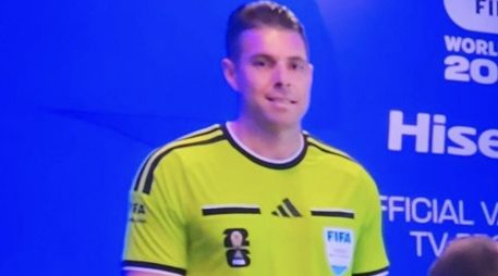 No estaba claro si Shaun Evans, que trabajaba en su segundo Mundial consecutivo y en su primer partido en esta edición, estaba haciendo un gesto político o una broma de un juego infantil. ESPECIAL / Captura de pantalla