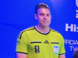 No estaba claro si Shaun Evans, que trabajaba en su segundo Mundial consecutivo y en su primer partido en esta edición, estaba haciendo un gesto político o una broma de un juego infantil. ESPECIAL / Captura de pantalla