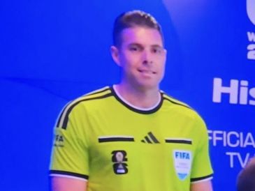 No estaba claro si Shaun Evans, que trabajaba en su segundo Mundial consecutivo y en su primer partido en esta edición, estaba haciendo un gesto político o una broma de un juego infantil. ESPECIAL / Captura de pantalla