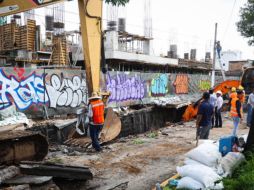 El SIAPA detectó que dos líneas de agua potable colapsaron en el punto, por lo que se cerraron las válvulas para evitar el derrame de agua y permitir las labores. EL INFORMADOR/ J. Acosta