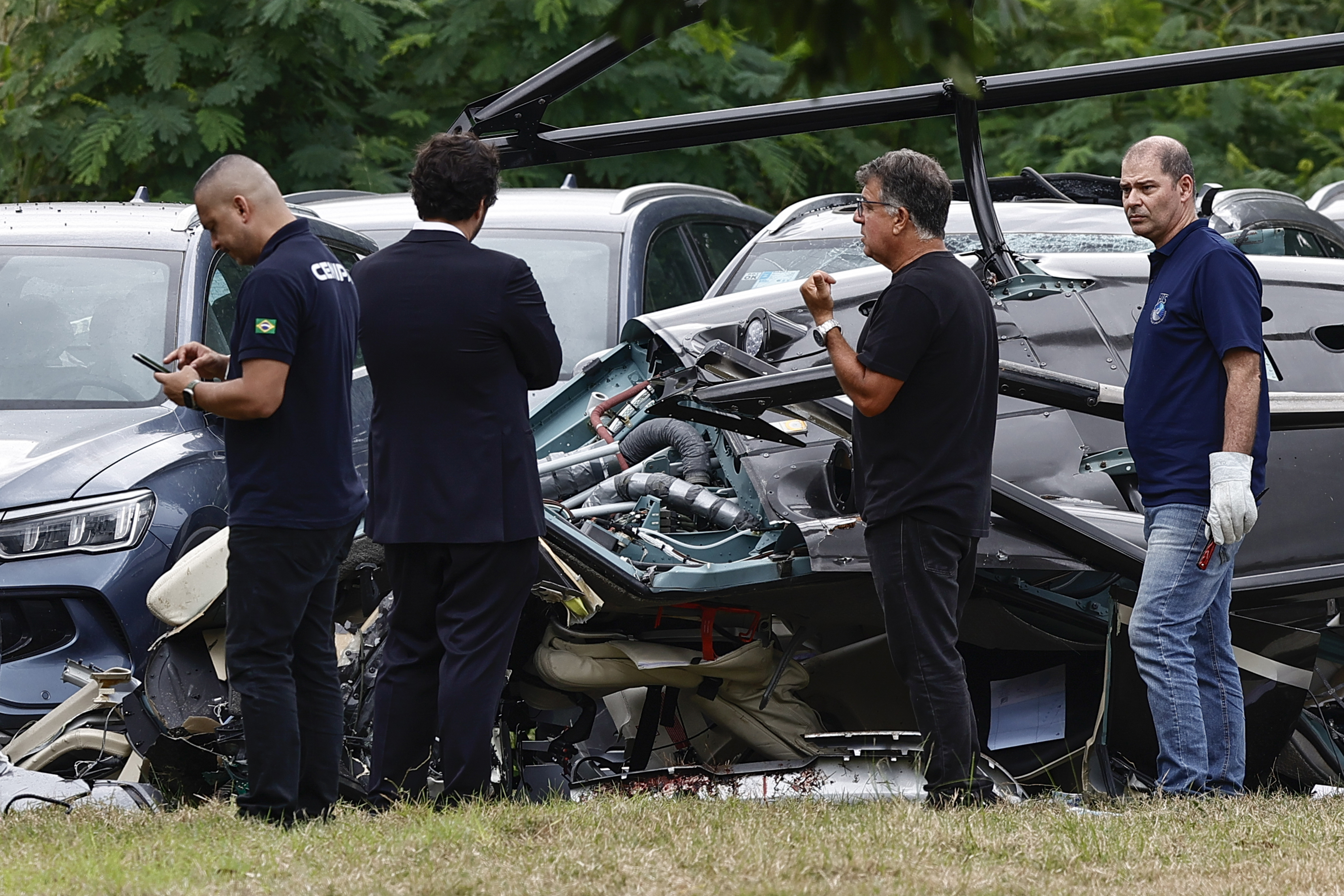 Técnicos del Centro de Investigación y Prevención de Accidentes Aeronáuticos de la Fuerza Aérea Brasileña inspeccionan este lunes uno de los helicópteros accidentados en Río de Janeiro. EFE/A. Coehlo