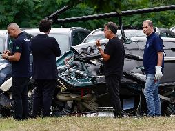 Técnicos del Centro de Investigación y Prevención de Accidentes Aeronáuticos de la Fuerza Aérea Brasileña inspeccionan este lunes uno de los helicópteros accidentados en Río de Janeiro. EFE/A. Coehlo