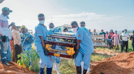 Autoridades sanitarias han endurecido las normas para la convivencia e incluso los entierros en el Congo para evitar en la medida de lo posible el avance del virus. AFP