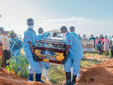 Autoridades sanitarias han enfurecido las normas para la convivencia e incluso los entierros en el Congo, para evitar en la medida de lo posible el avance del virus. AFP