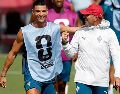 El seleccionador de Portugal, Roberto Martínez, y el jugador Cristiano Ronaldo, durante el entrenamiento de la selección de Portugal este martes en Palm Springs, Florida.- EFE/ A. Estévez