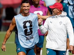 El seleccionador de Portugal, Roberto Martínez, y el jugador Cristiano Ronaldo, durante el entrenamiento de la selección de Portugal este martes en Palm Springs, Florida.- EFE/ A. Estévez