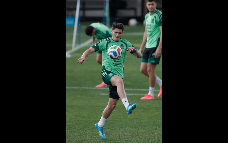 Israel Reyes dominando el 
