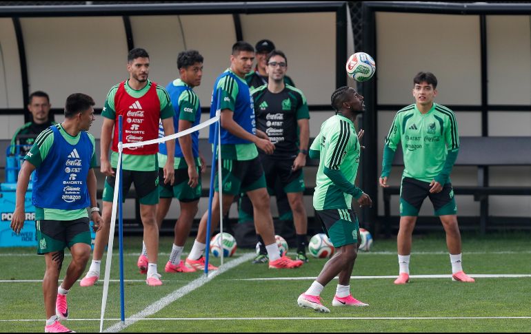 Julián Quiñones en un partido de 