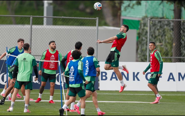 Santiago Giménez durante un entrenamiento este martes, en el Centro Nacional de Alto Rendimiento. EFE / Isaac Esquivel