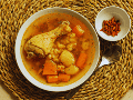 El caldo de pollo ha sido considerado durante generaciones como el remedio casero por excelencia. ESPECIAL / CANVA