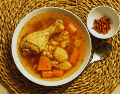 El caldo de pollo ha sido considerado durante generaciones como el remedio casero por excelencia. ESPECIAL / CANVA