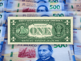 En las ventanillas de los principales bancos comerciales, la divisa norteamericana se ofrece a la venta en un rango cercano a los 17.60 pesos. La compra se ubica alrededor de los 16.61 pesos. ESPECIAL / CANVA